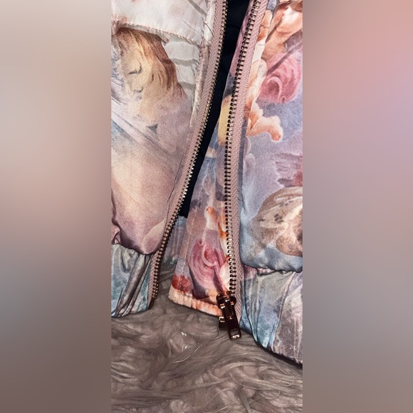 EUC Size medium Womens Forever 21 Cherub Puffer Coat All Over Print Renaissance - Picture 3 of 3